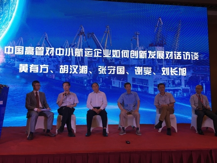  黄有方校长（左二）出席访谈会