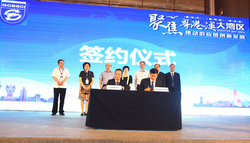 副校长严伟、南沙开发区管委会副主任潘玉璋分别代表双方共同签署《共建上海海事大学湾区研究生培养基地合作备忘录》