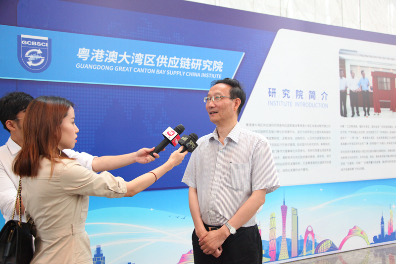 黄有方校长接受媒体采访