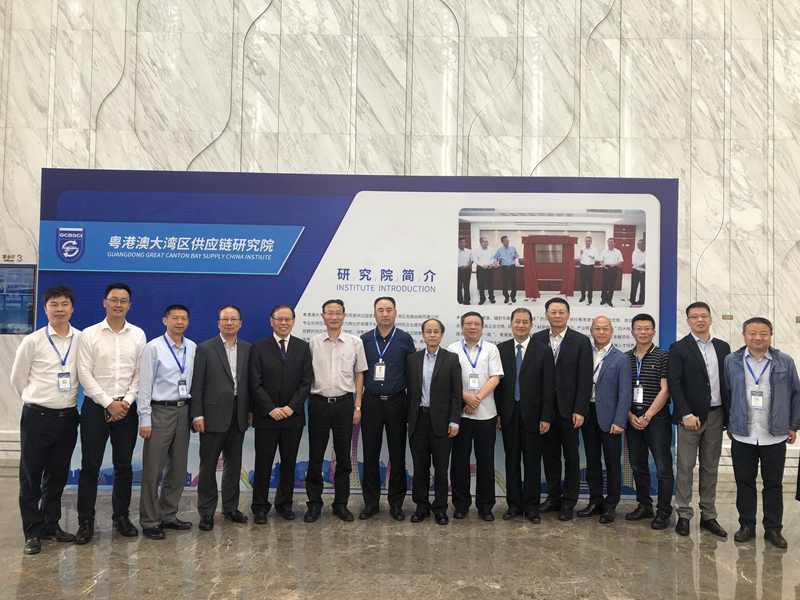 黄有方校长同参加论坛的部分校友合影