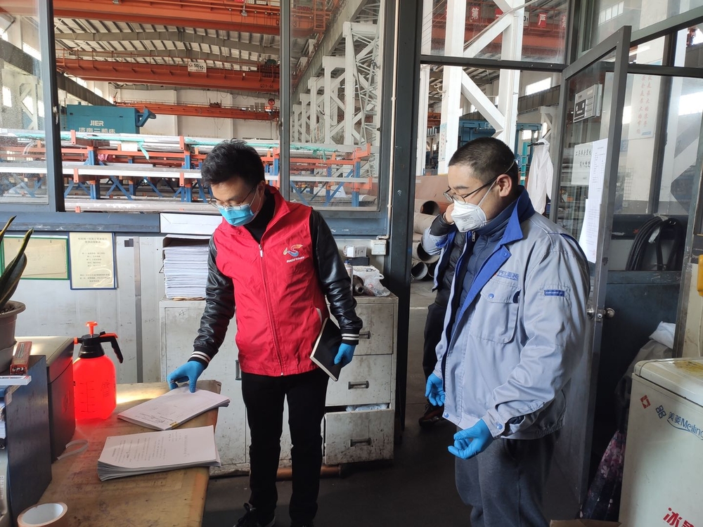 丝路研究院党员王磊作为志愿者在上海奉城镇经济园区检查复工企业防疫情况