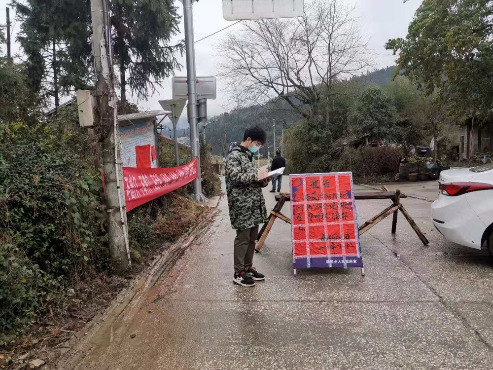 国航181班曾智瑾作为志愿者正在整理往返车辆的登记信息