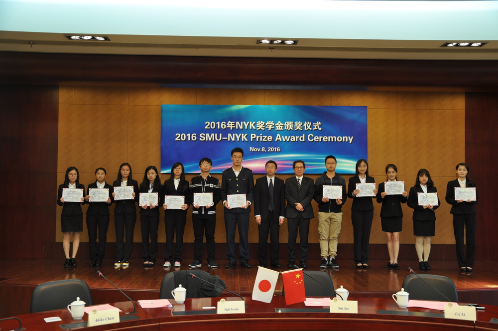 为获奖学生颁发证书