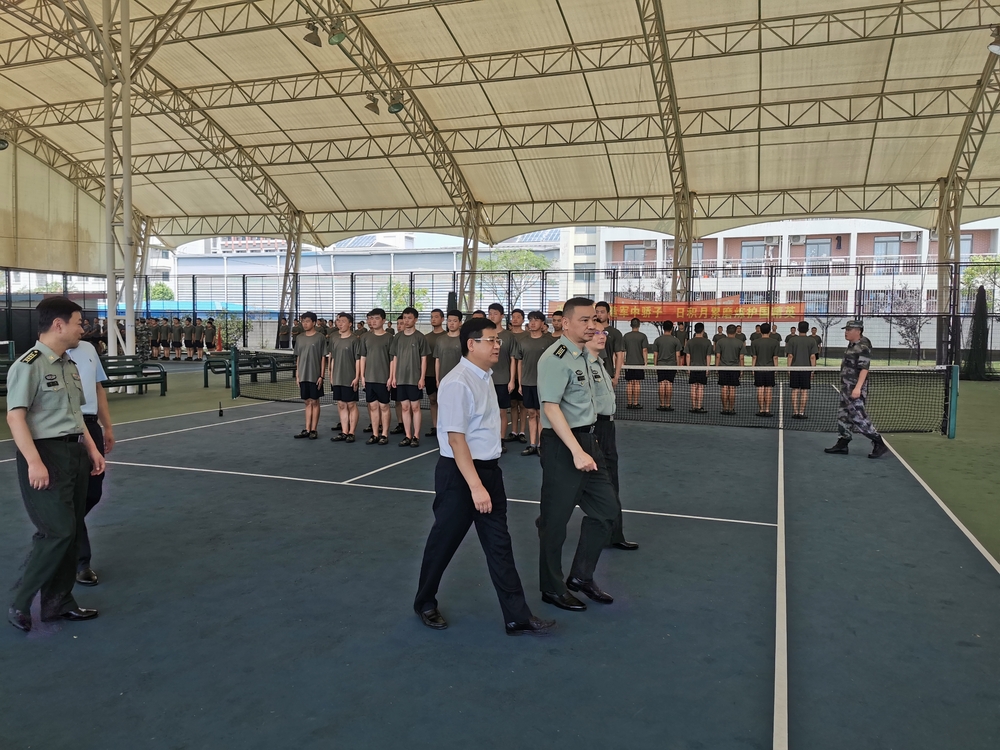 上海警备区动员局局长陈立新一行来我校调研征兵及役前训练工作