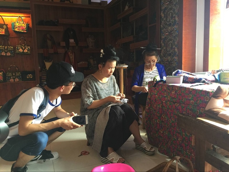 在苗族服饰博物馆采访欧东花馆长