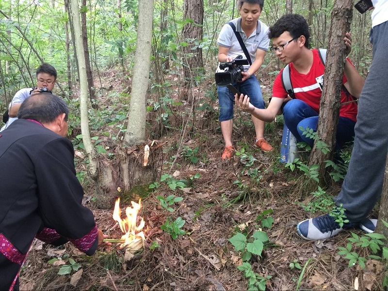 吴通贤老人正在进行刻道棒制作取木仪式