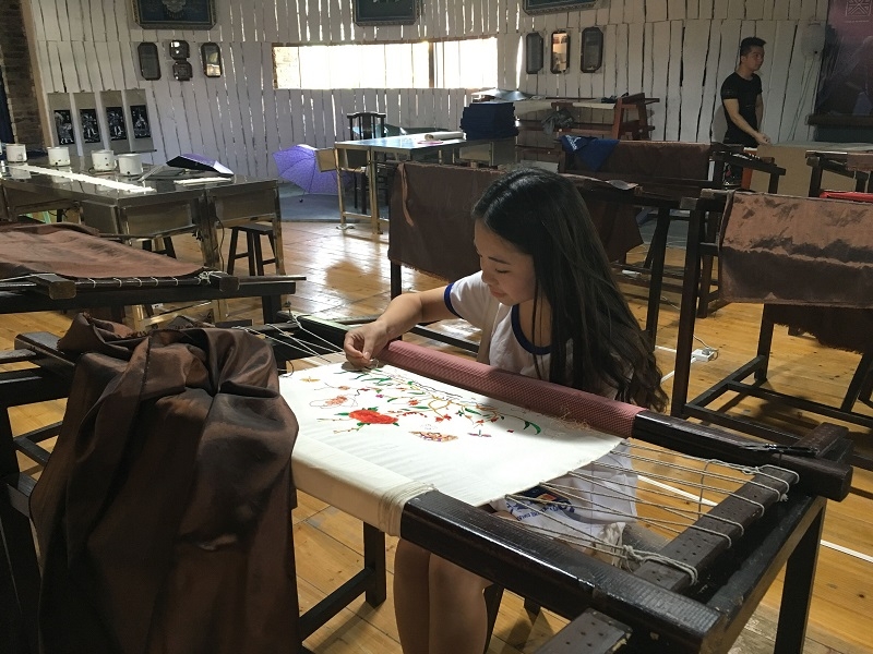 在苗妹博物馆体验刺绣