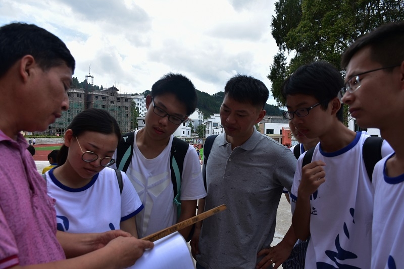 在杨柳塘镇中心小学了解刻道课程