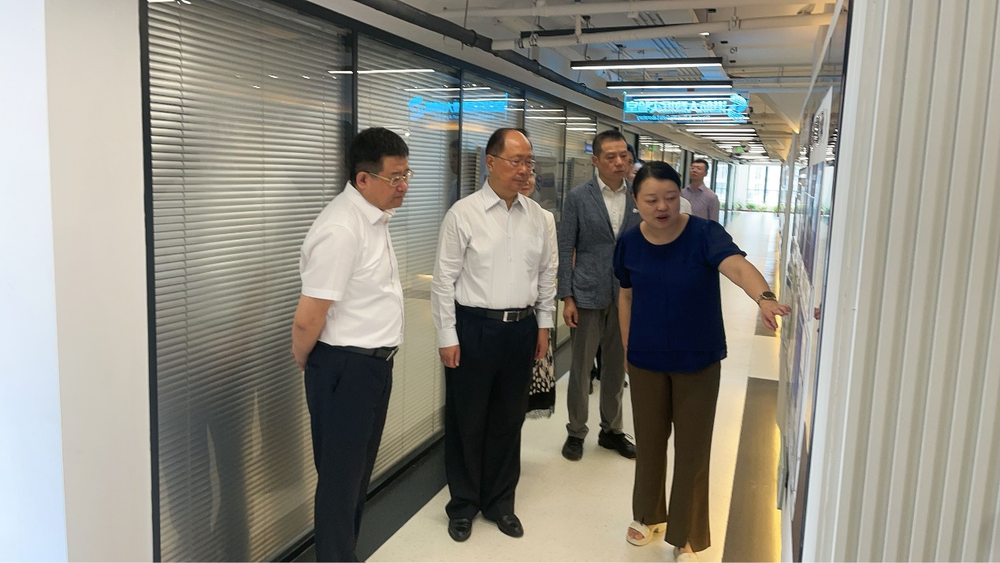 参观上海国际航运研究中心宣传长廊