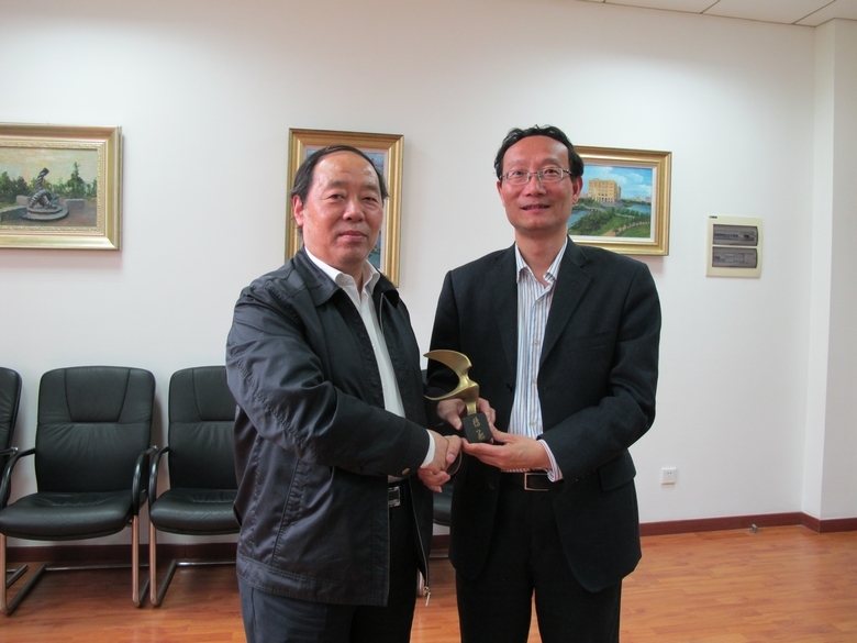 黄有方校长向来宾赠送礼物