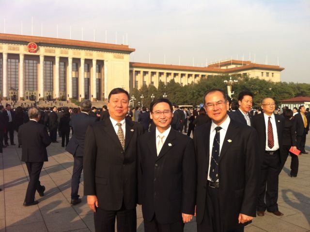 高树良（左一）、刘伟（右一）两位老师与上海市教委副主任高德毅合影