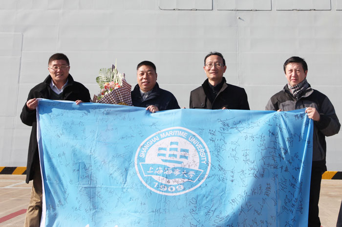 黄有方校长及商船学院院长肖英杰、书记周申波迎接顾维国船长凯旋