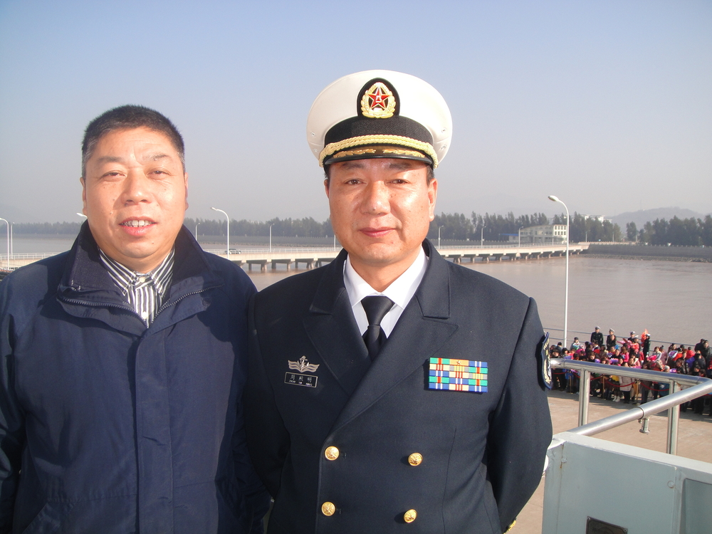 编队指挥员周煦明少将送别顾维国船长 