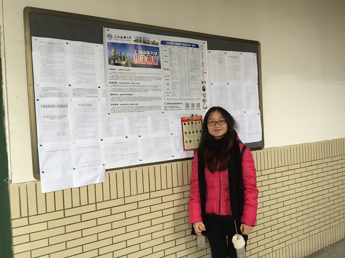 志愿者粘贴我校招生宣传海报