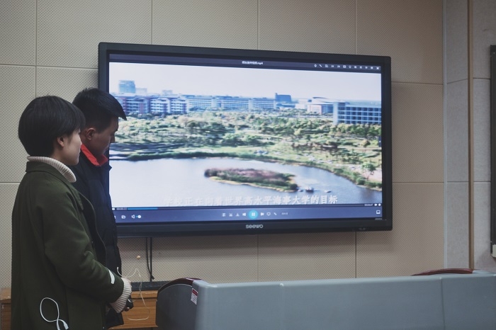 志愿者在甘肃省重点中学兰州一中做招生宣传