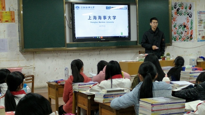 志愿者在广西壮族自治区重点中学岑溪中学做招生宣传