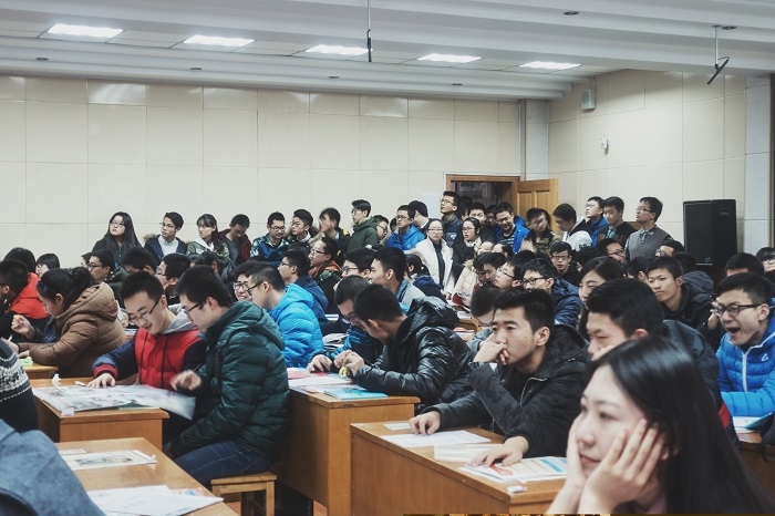 聚精会神聆听海大声音