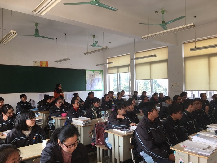 志愿者在浙江省重点中学练市中学