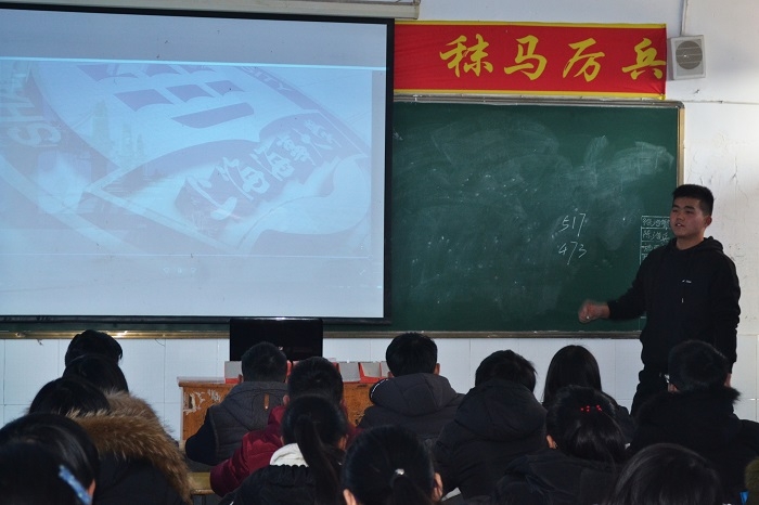 志愿者在安徽省重点中学太湖二中做招生宣传