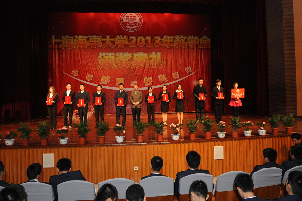 副校长王海威颁奖