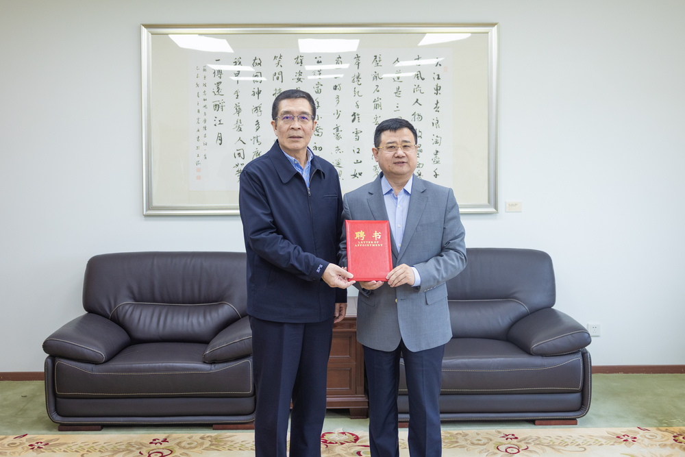 宋宝儒为张连钢颁发客座教授聘书