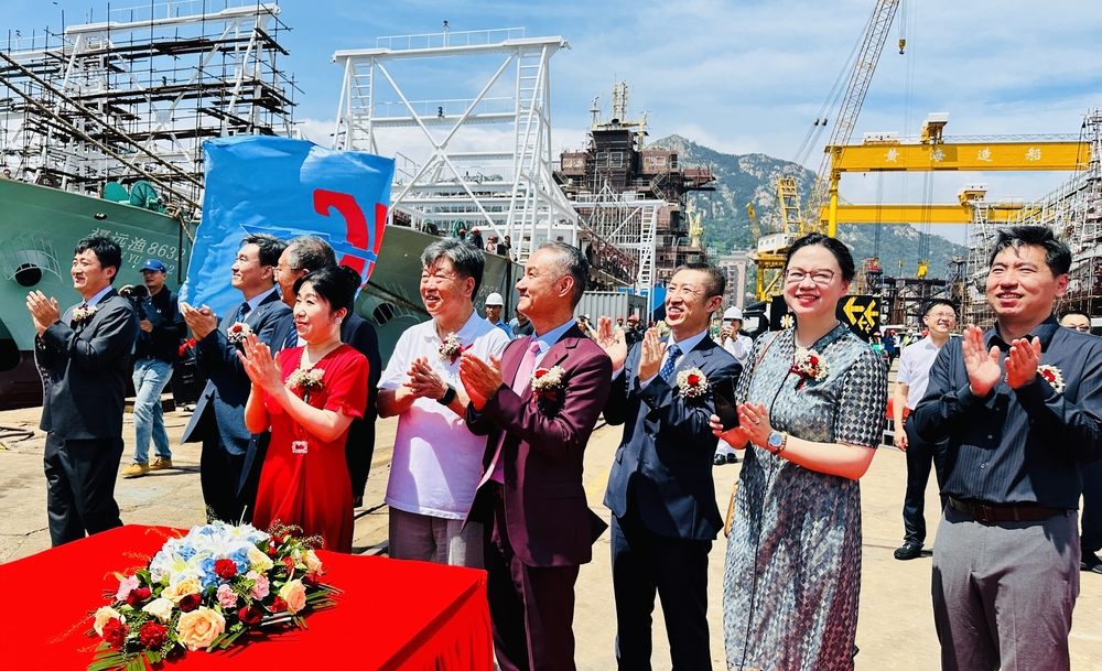 教母沙梅为新船砍缆并掷香槟礼