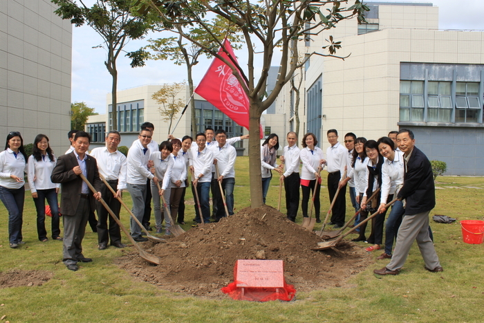 校友共植广玉兰