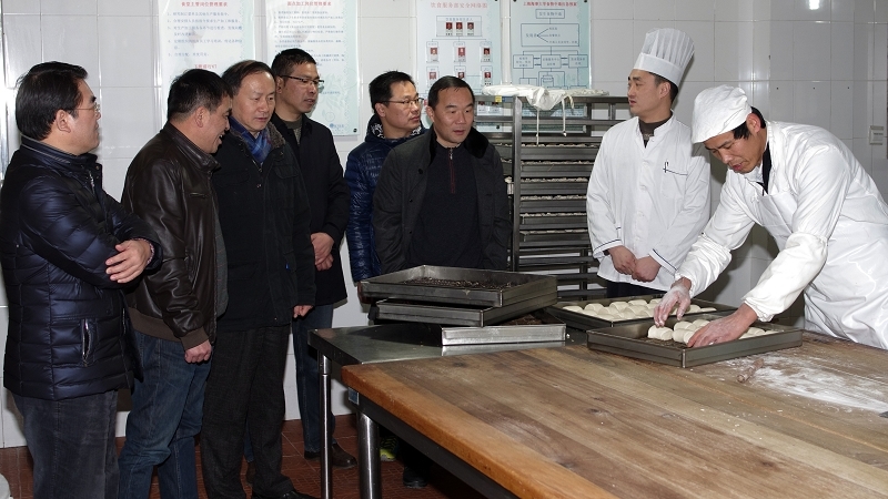 金永兴书记等校领导慰问春节期间坚守工作岗位的职工