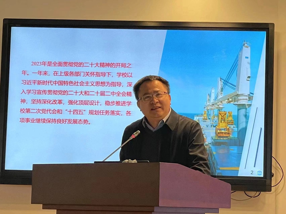 栗建华副校长介绍学校近期工作情况