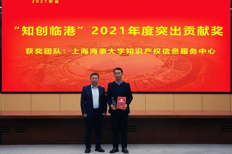 赵义怀为我校获奖团队代表颁奖