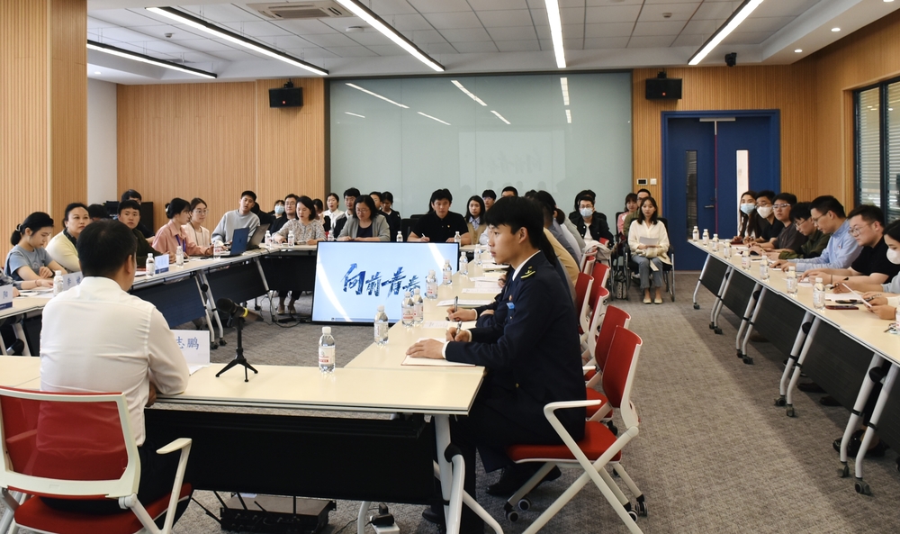 校党委副书记、副校长李志鹏为青年师生上主题教育专题党课