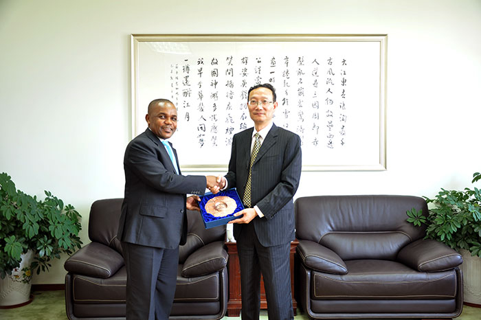 南非驻上海总领事陶博闻一行来校访问