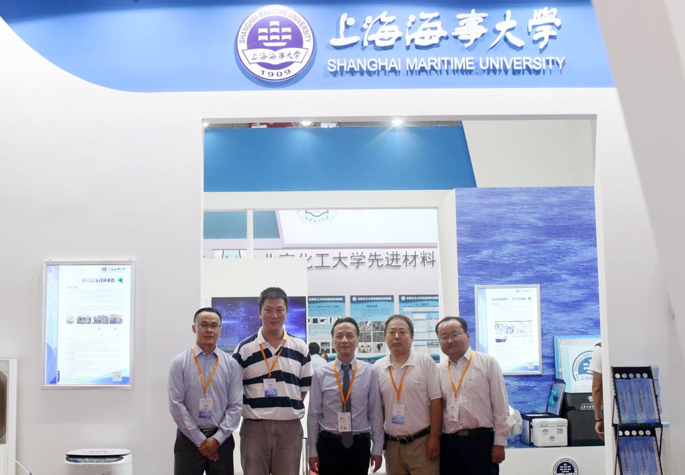 严伟副校长现场了解我校展出的科技成果