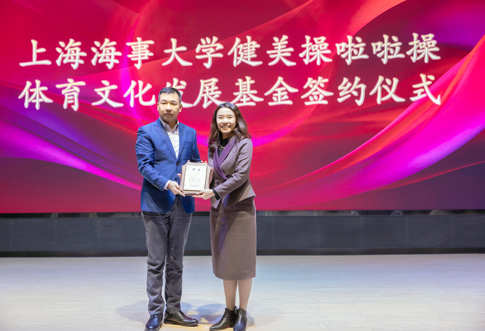 李志鹏副校长为杜文秀校友颁发捐赠证书