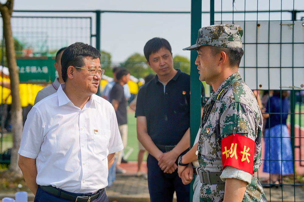 校领导看望军训教官及师生