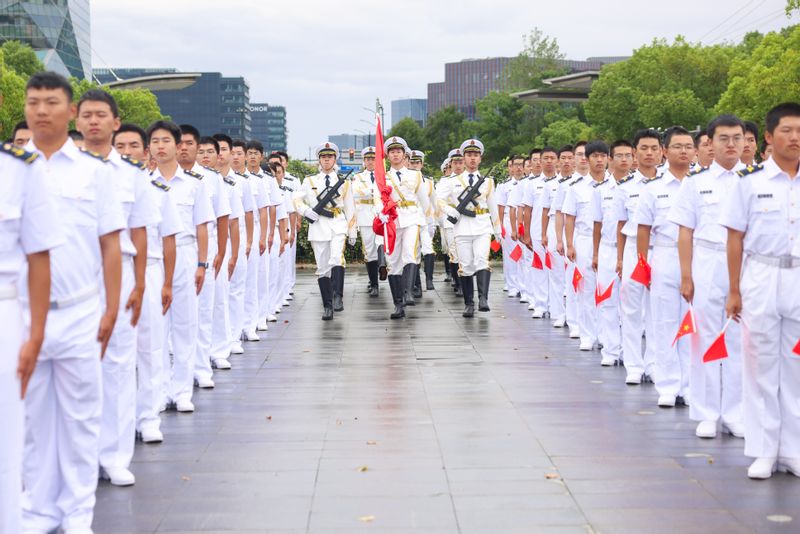 上海海事大学举行升旗仪式庆祝中华人民共和国成立77周年