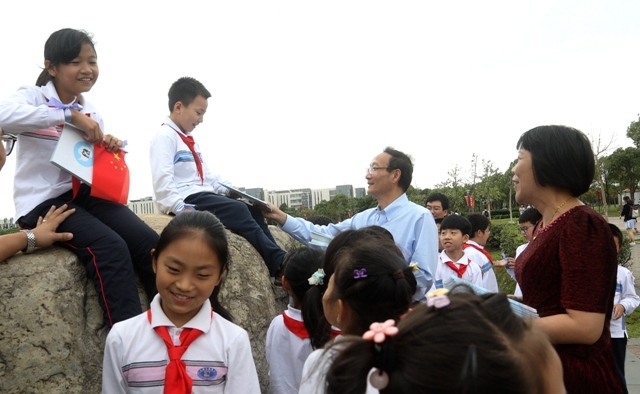 我校黄有方校长、临港一小叶黎红校长向孩子们发放《向南极进发》新书