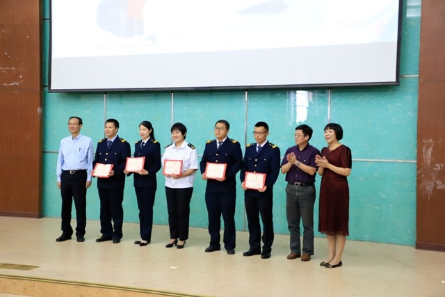 临港一小“儿童大学”荣誉教授接受聘书