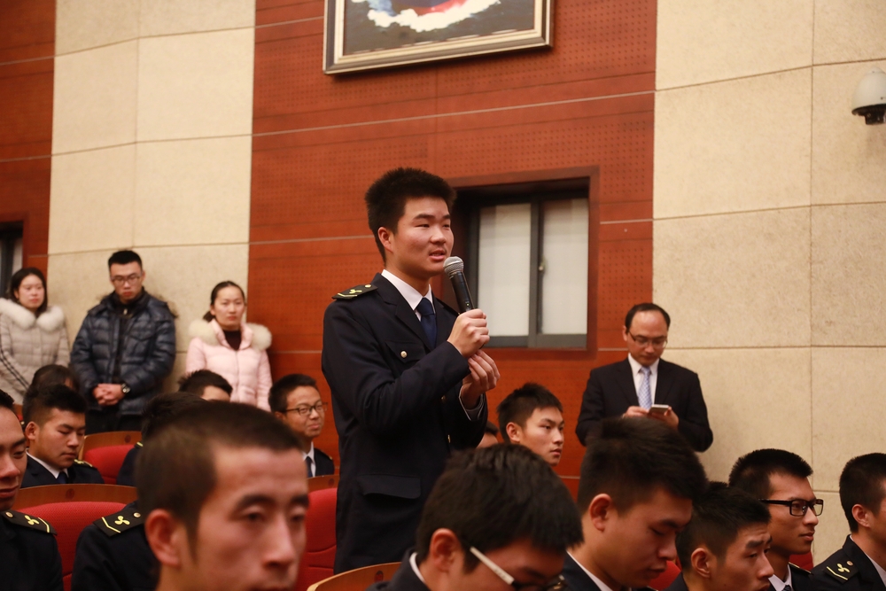 演讲中与学生互动交流