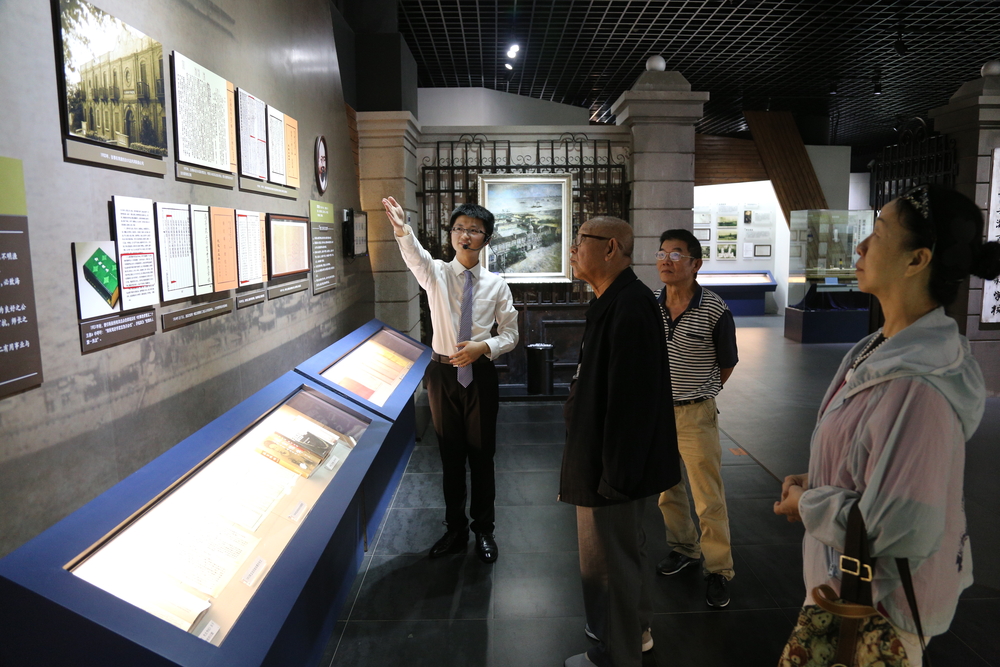 参观校史馆