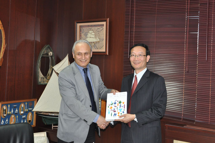 签署合作协议并互赠礼物