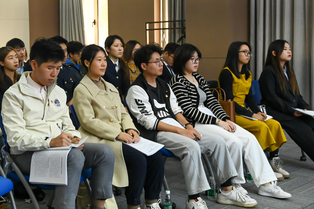 学生认真听取报告