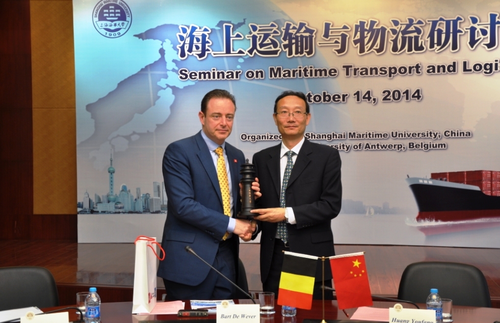 比利时安特卫普市市长来校访问并出席学术研讨会