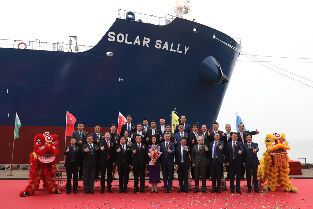 出席轮船命名与交付仪式