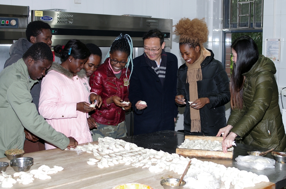 黄有方校长春节慰问在校学生