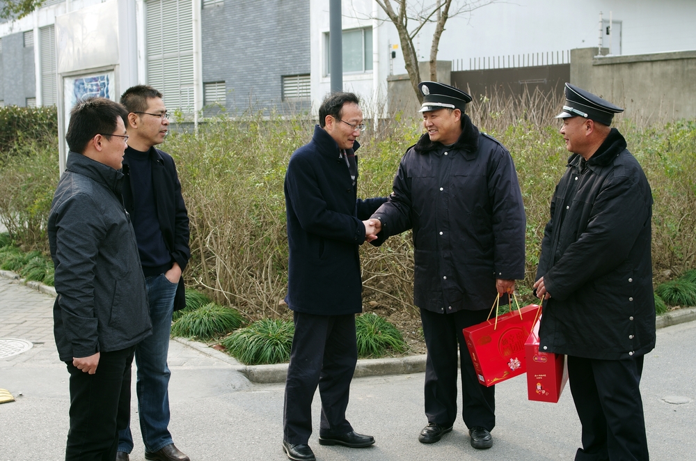 黄有方校长春节慰问坚守岗位职工