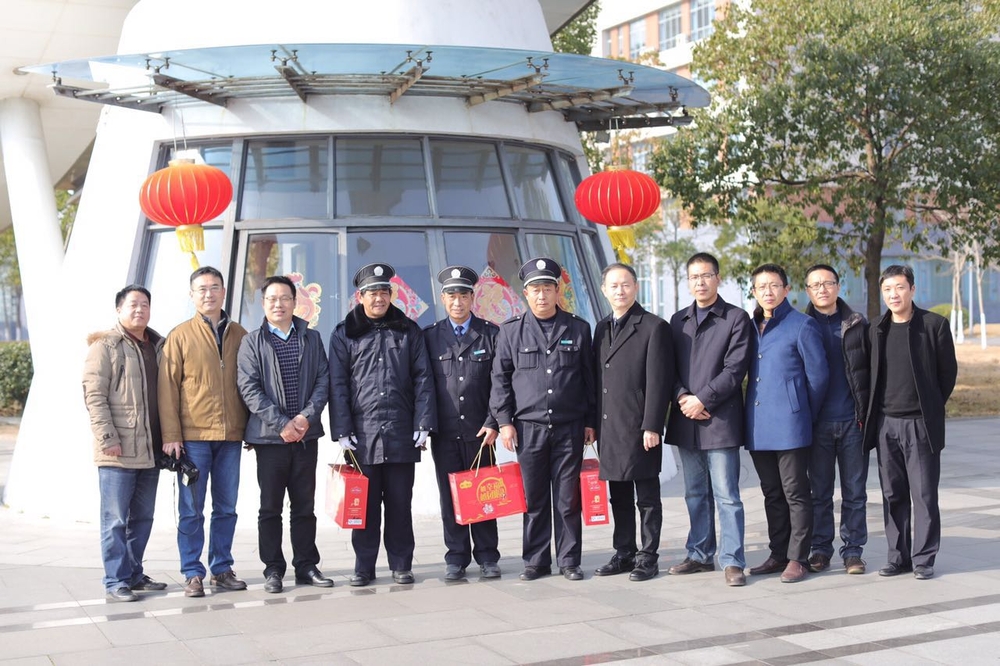 金永兴书记、黄有方校长春节慰问坚守岗位职工和留校学生