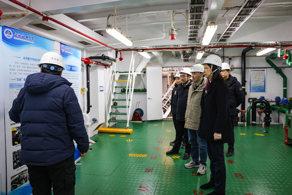 参观组合式特种液货船“吴淞”轮