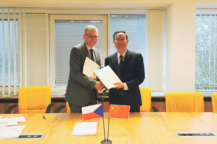 与捷克奥斯特拉发技术大学校长Ivo Vondrak共同签订两校合作协议