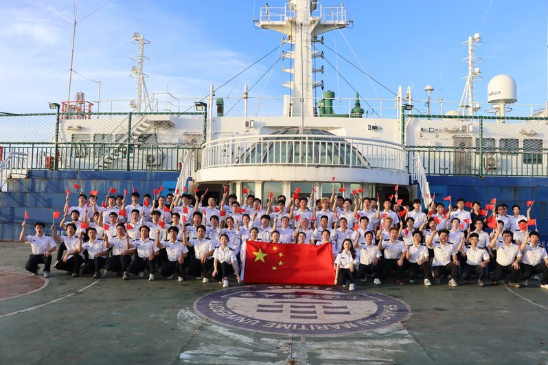 晨曦映南海 国旗下启航：上海海事大学师生在教学实习船“育明”轮上举行国庆升旗仪式